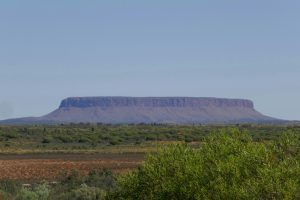 Nein, das ist nich der Uluru sondern der Mt. Conner und entstand ganz unabhängig vom Uluru